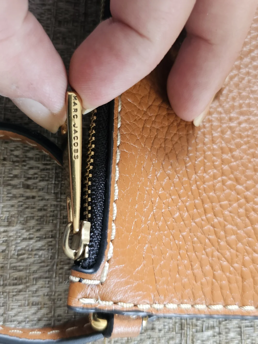 Marc Jacobs -COA - Cognac Pebbled Leather Keyring Pouch w Gold Hardware NWOT